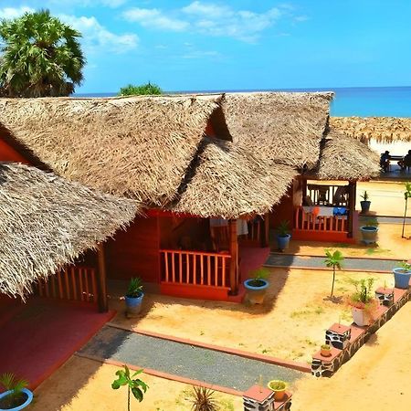 Silver Beach Hotel Trincomalee Extérieur photo