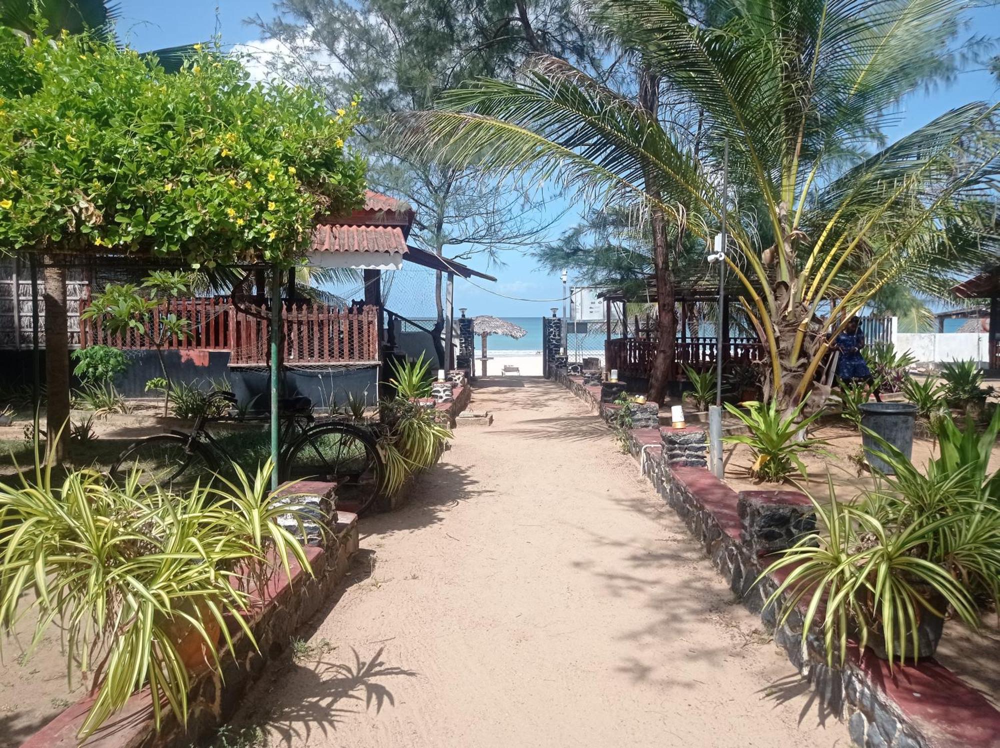 Silver Beach Hotel Trincomalee Extérieur photo