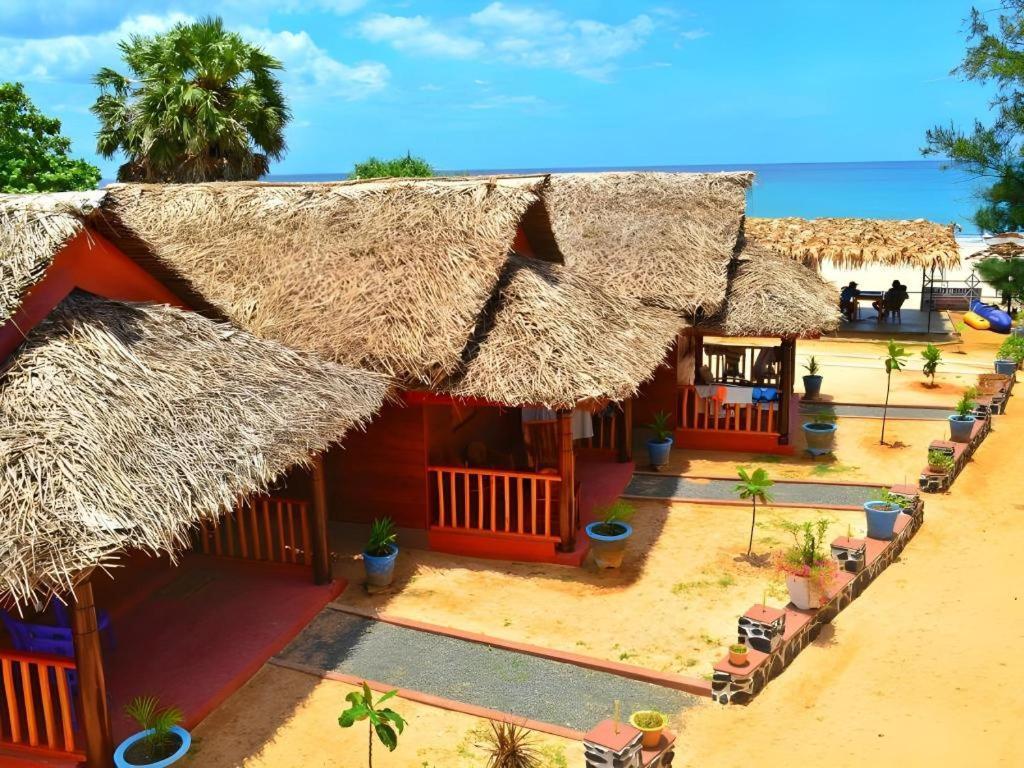 Silver Beach Hotel Trincomalee Extérieur photo