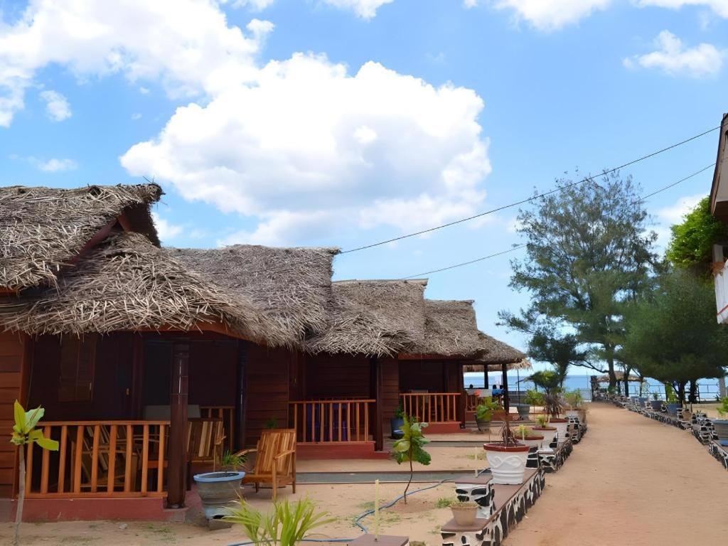 Silver Beach Hotel Trincomalee Extérieur photo