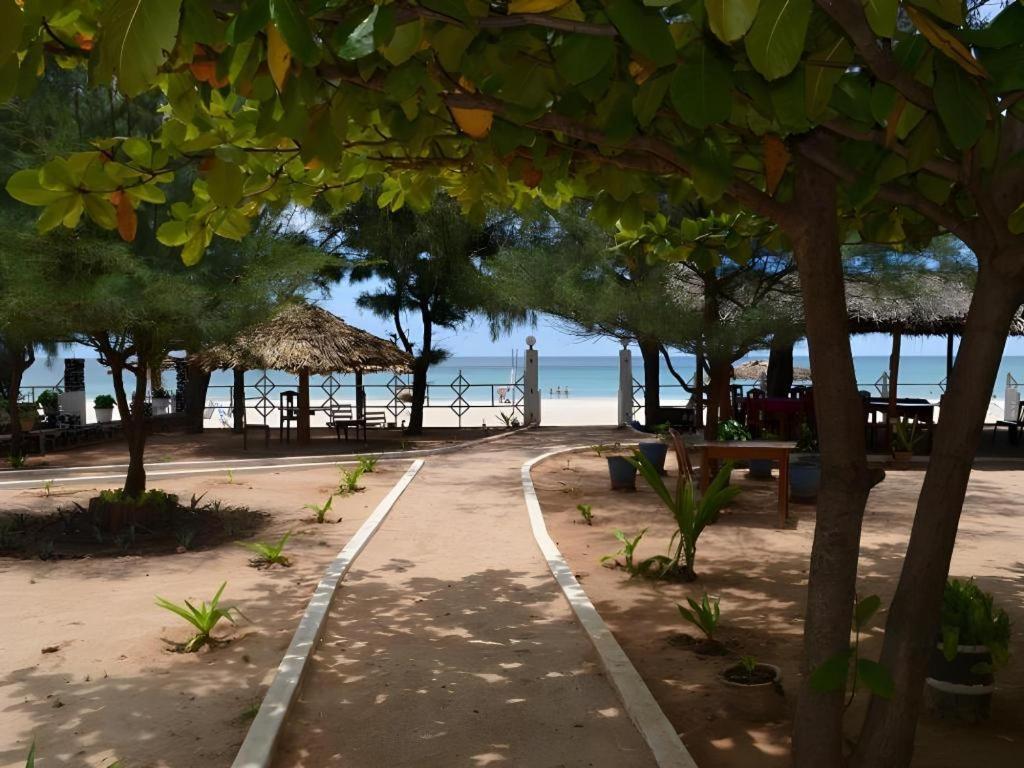 Silver Beach Hotel Trincomalee Extérieur photo
