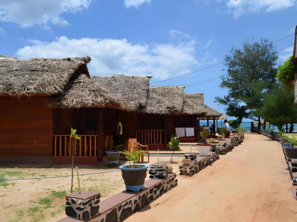 Silver Beach Hotel Trincomalee Extérieur photo