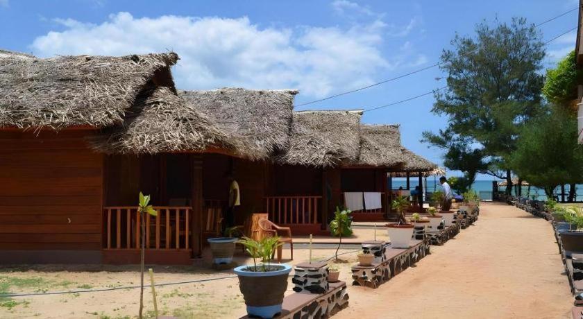 Silver Beach Hotel Trincomalee Extérieur photo